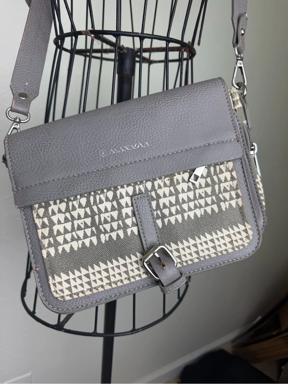 MANAOLA Hawaii Puaniu Crossbody Bag Nihu Ku